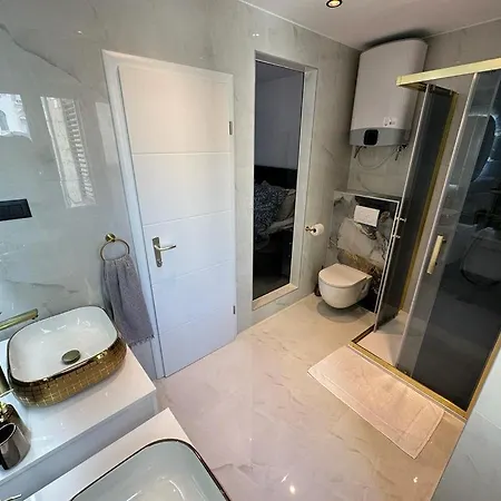 Madonna Luxury Guest house 3*