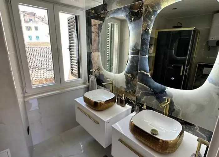 Madonna Luxury Split